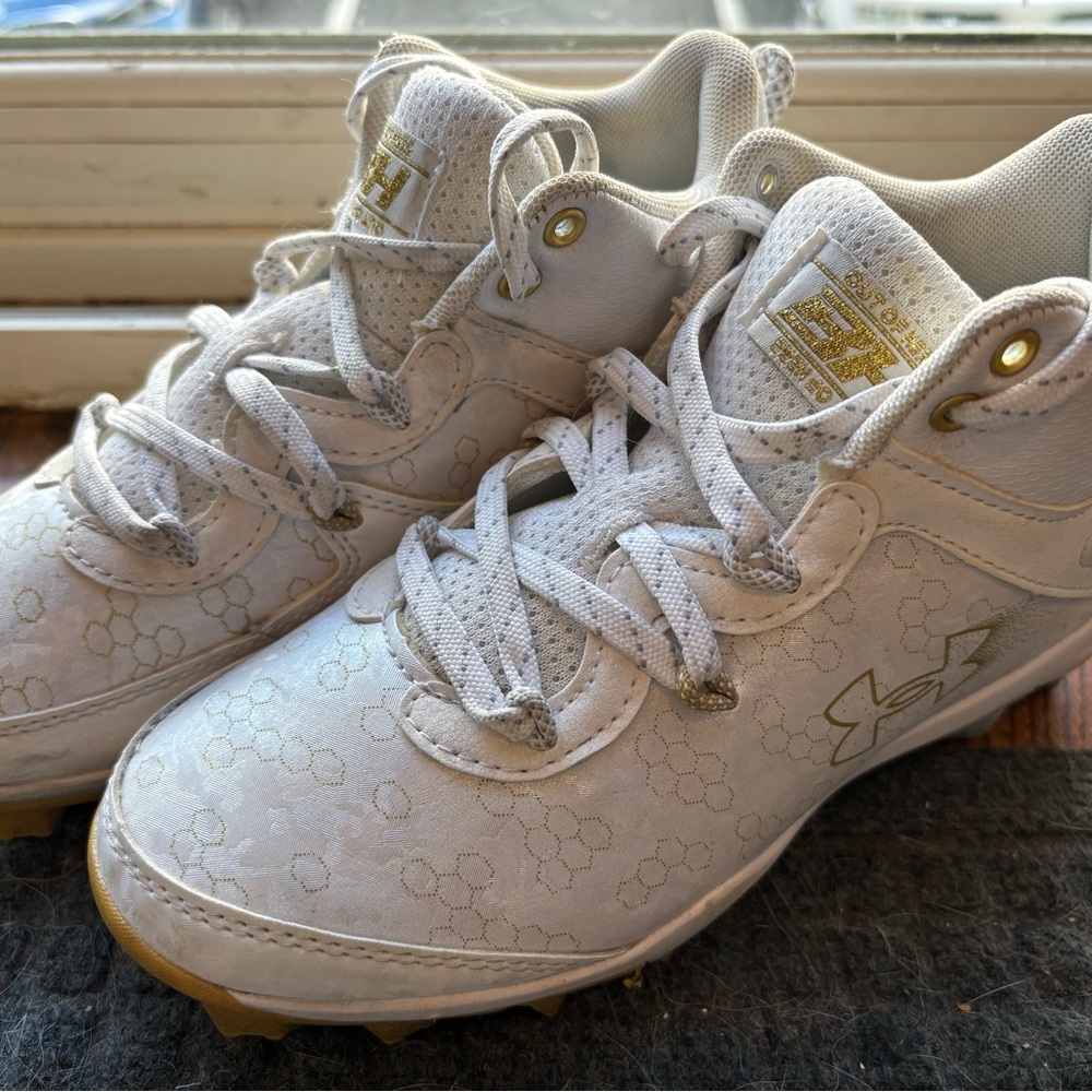 Under Armour Kids White baseball cleats
